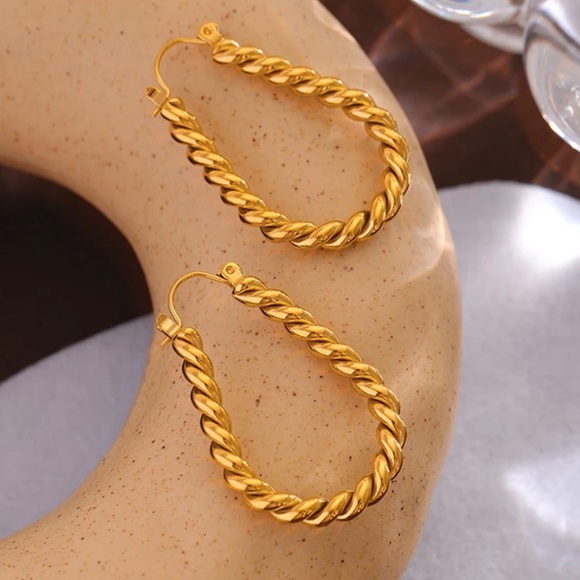 💛Gold plated twist huggie earrings - Picture 4 of 5